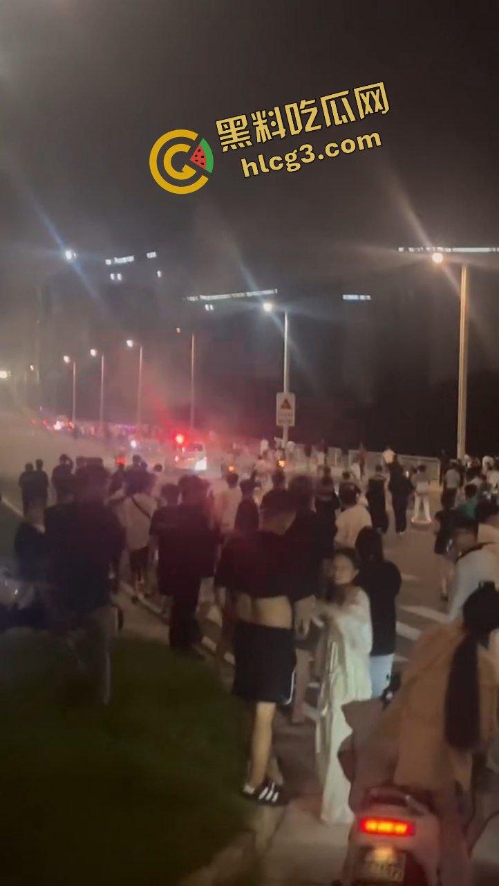 擒拿事件！便衣民警混入人群 捉拿 改装电动车精神小伙！直接无处遁形！  第4张