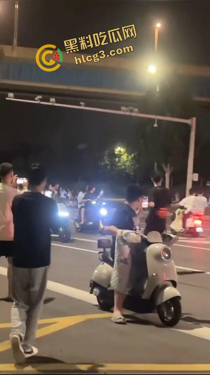 擒拿事件！便衣民警混入人群 捉拿 改装电动车精神小伙！直接无处遁形！  第5张