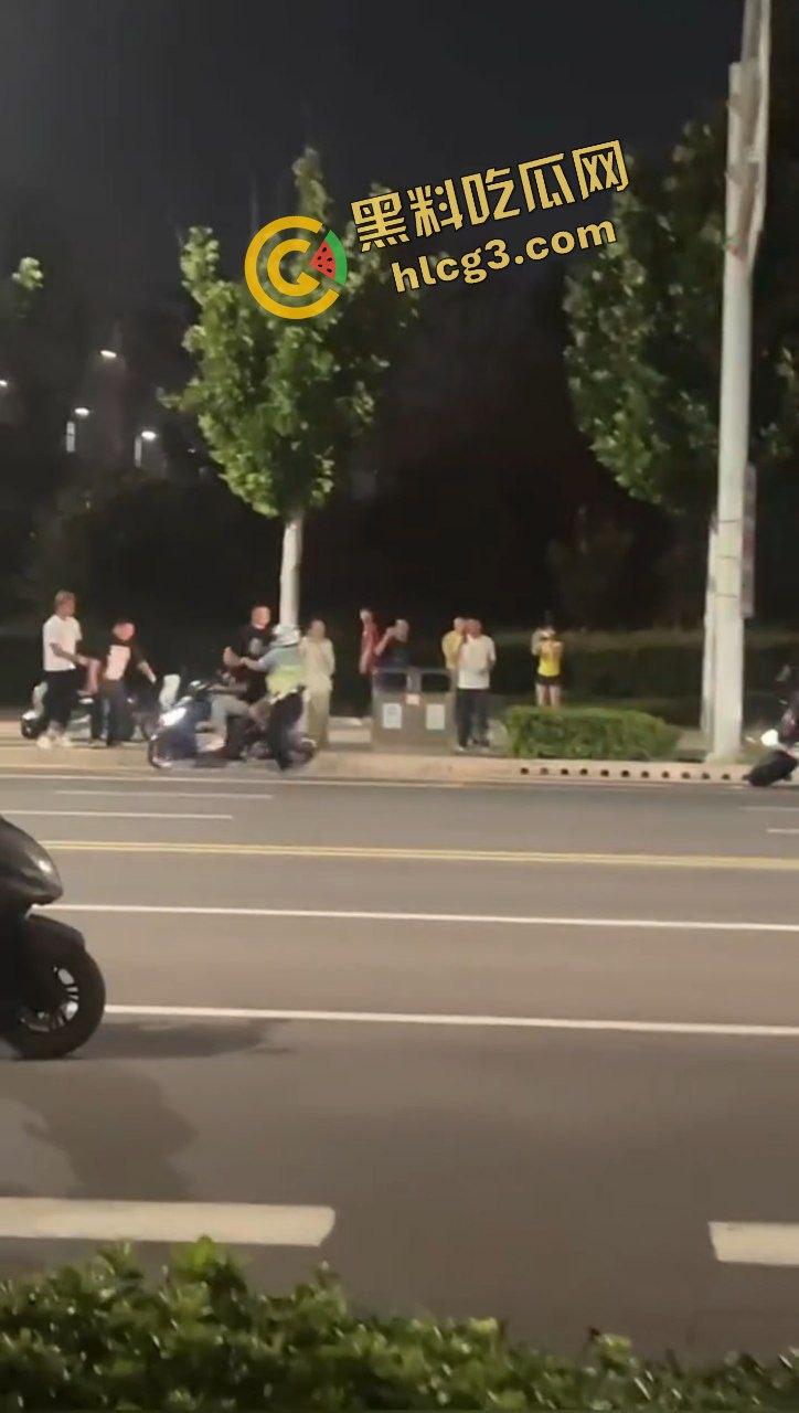 擒拿事件！便衣民警混入人群 捉拿 改装电动车精神小伙！直接无处遁形！  第6张