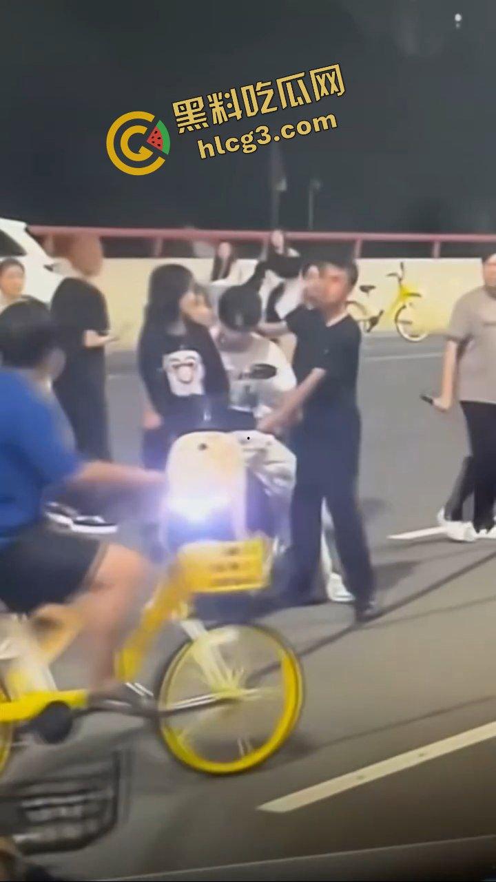 擒拿事件！便衣民警混入人群 捉拿 改装电动车精神小伙！直接无处遁形！  第7张