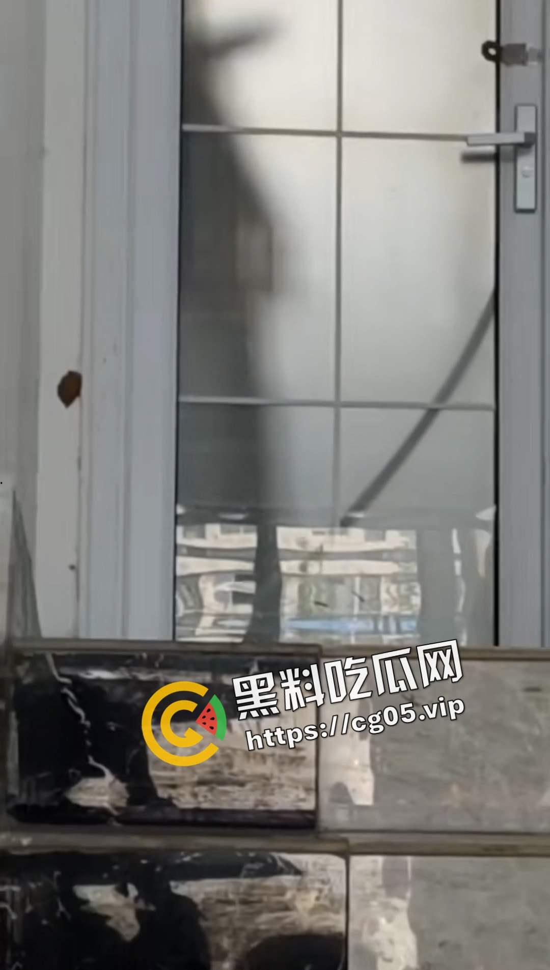 某旅游学院 一男子在校园玻璃门共厕所打飞机 被同学当皮影戏看 拍摄发到表白墙 直接社死  第2张