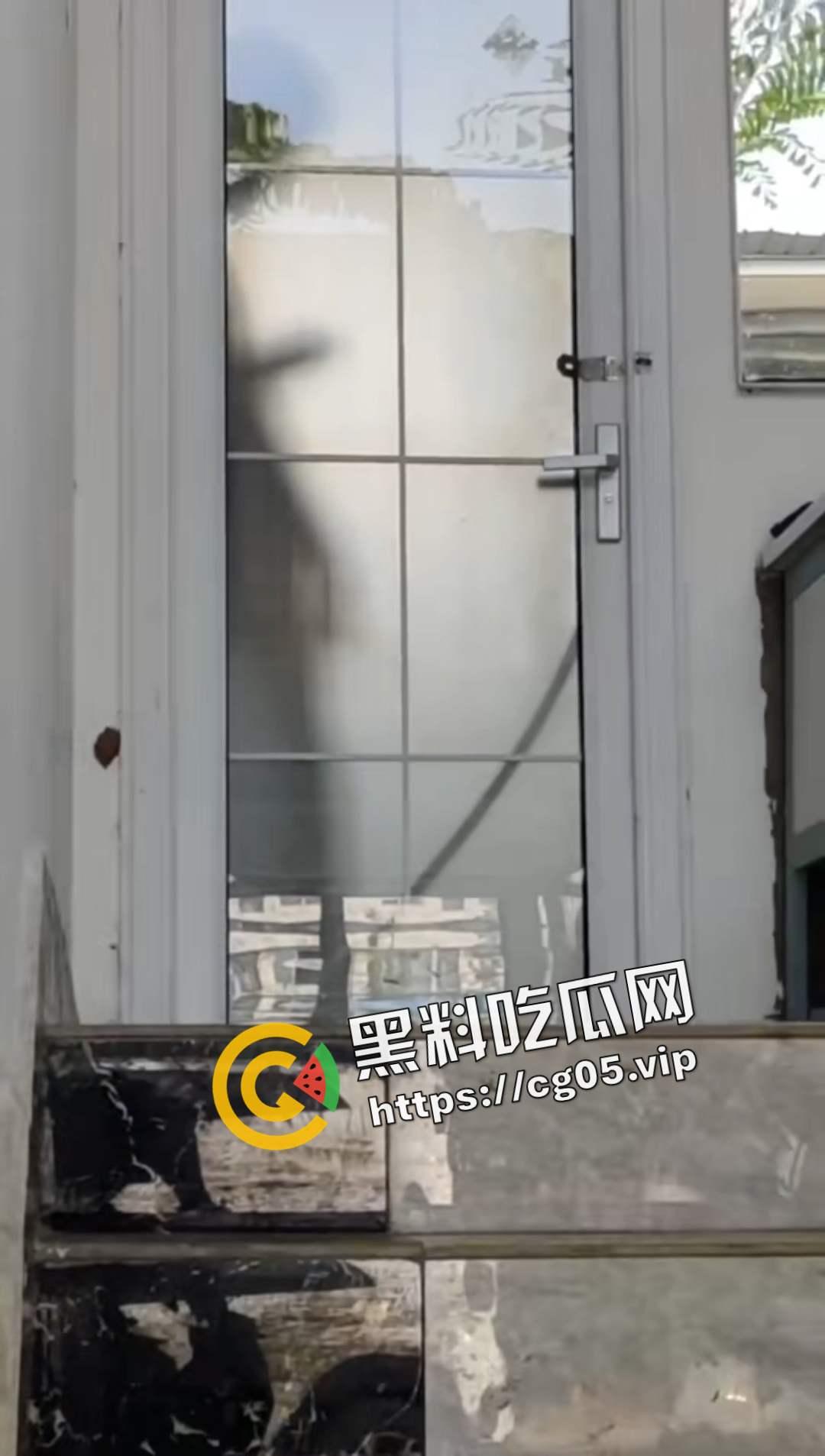 某旅游学院 一男子在校园玻璃门共厕所打飞机 被同学当皮影戏看 拍摄发到表白墙 直接社死  第3张