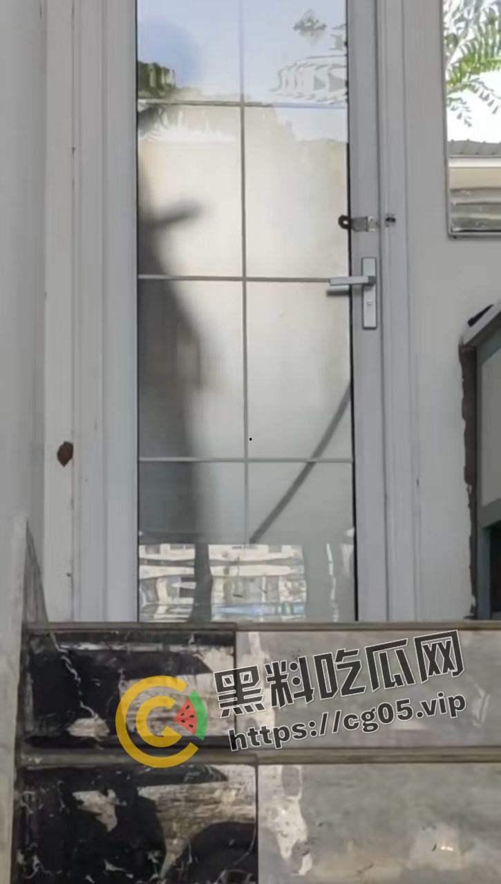 某旅游学院 一男子在校园玻璃门共厕所打飞机 被同学当皮影戏看 拍摄发到表白墙 直接社死  第4张