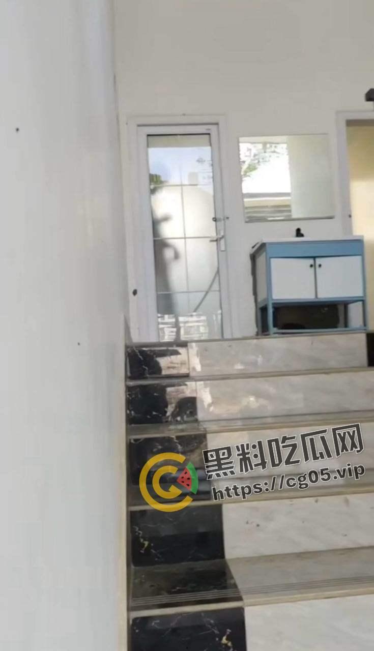 某旅游学院 一男子在校园玻璃门共厕所打飞机 被同学当皮影戏看 拍摄发到表白墙 直接社死  第5张