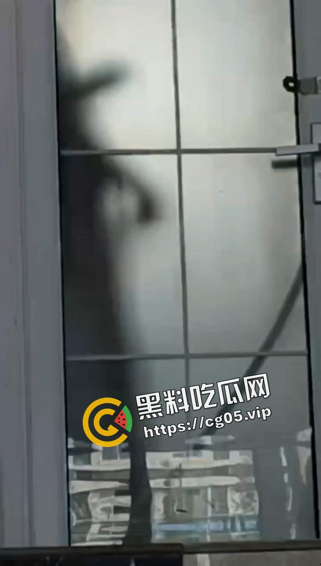 某旅游学院 一男子在校园玻璃门共厕所打飞机 被同学当皮影戏看 拍摄发到表白墙 直接社死  第6张