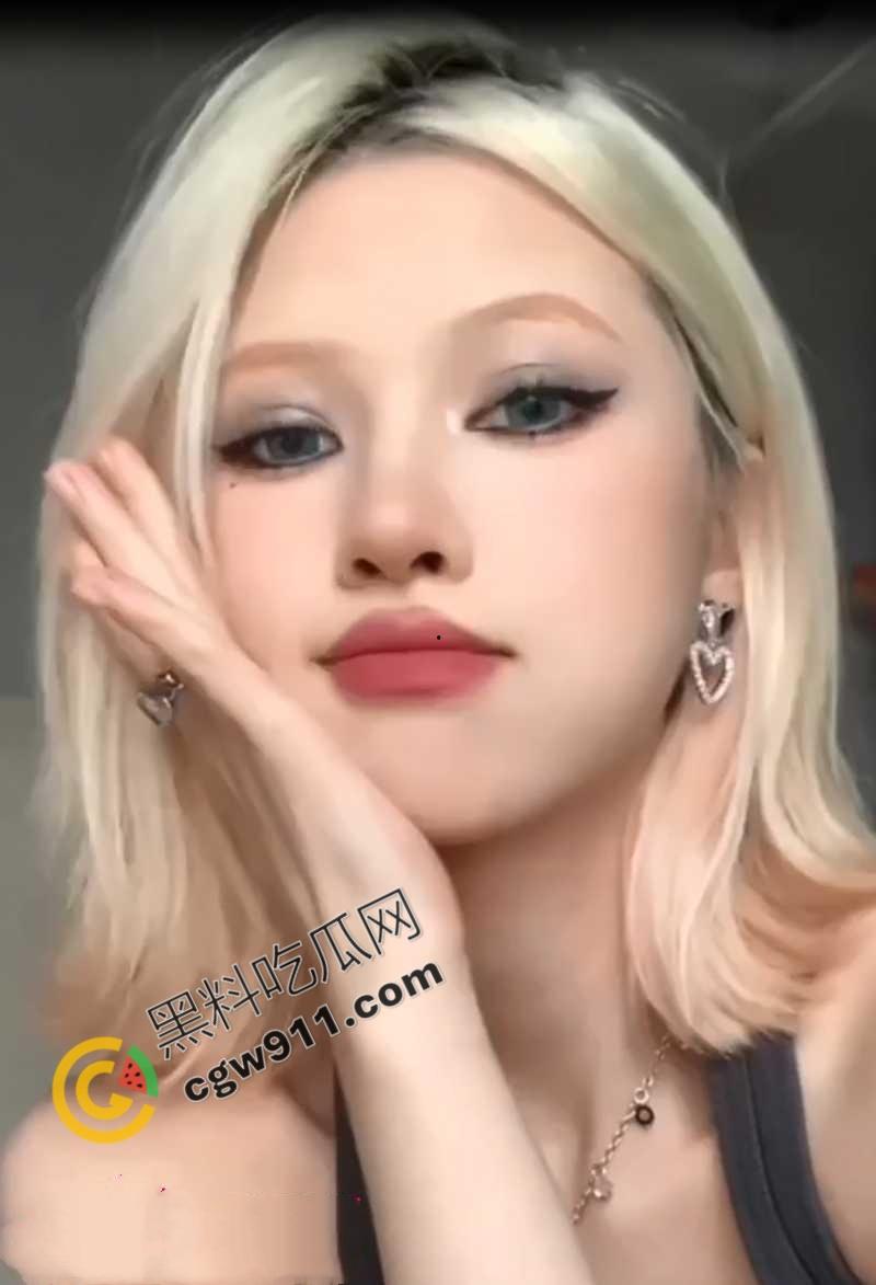 重庆洪崖洞海底捞美女领班【曲晓雯】与男友私拍流出！极品身材，无套猛干，淫叫不断，骚话羞辱彻底被玩坏！  第3张