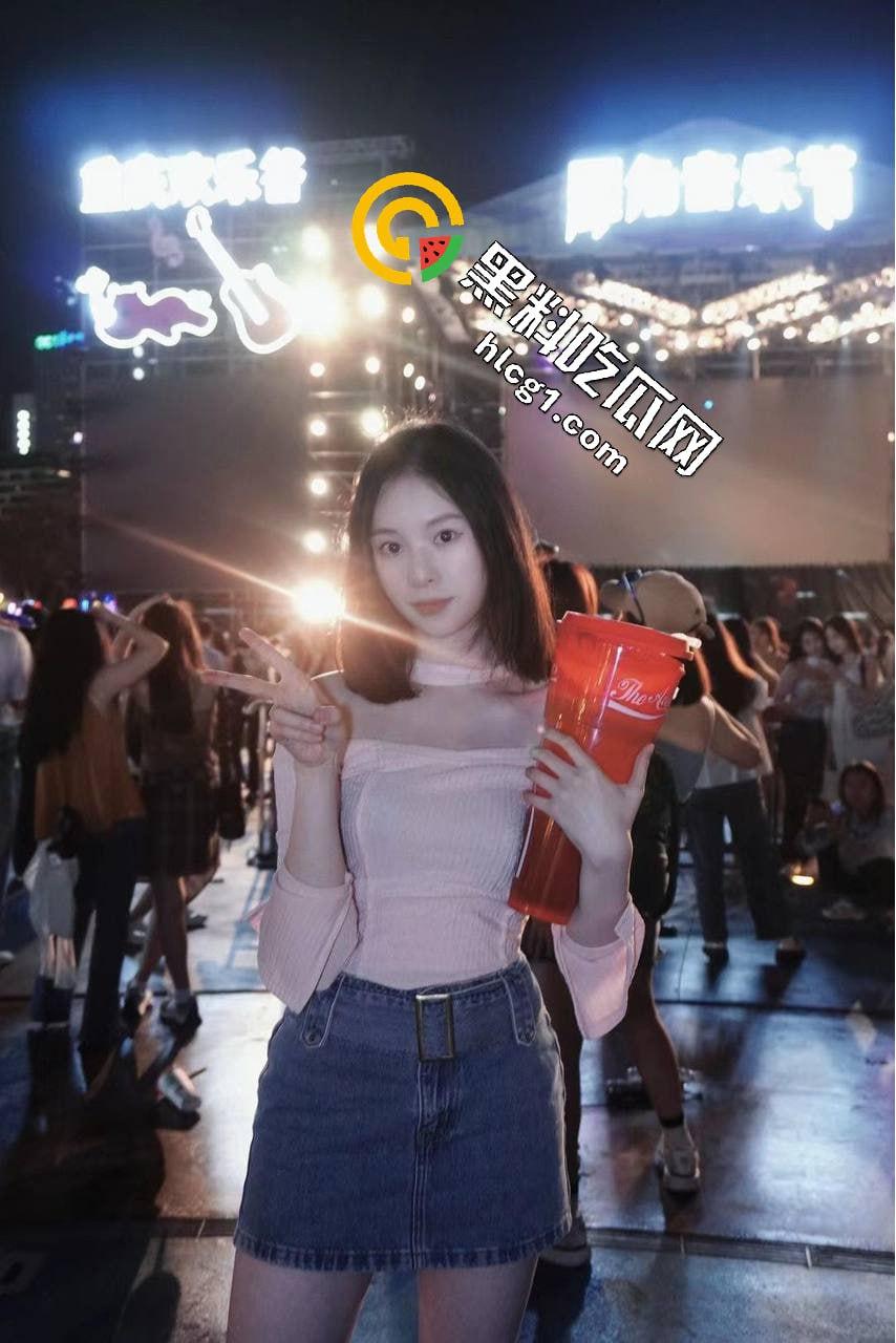 独家爆料！成都理工大学学妹拍私房  摄影师色心渐起叫学妹足交 学妹一脸不情愿 奈何给的太多了 第2张