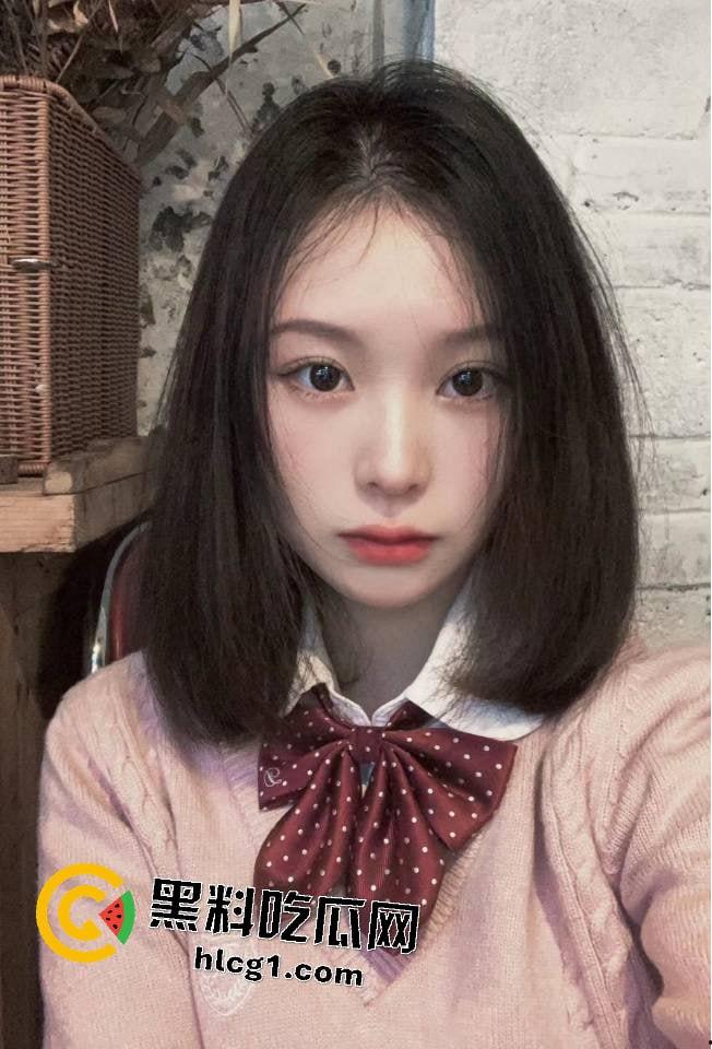 独家爆料！成都理工大学学妹拍私房  摄影师色心渐起叫学妹足交 学妹一脸不情愿 奈何给的太多了 第4张