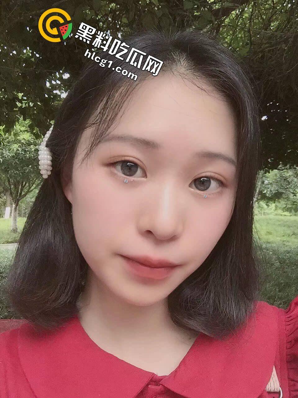 独家爆料！成都理工大学学妹拍私房  摄影师色心渐起叫学妹足交 学妹一脸不情愿 奈何给的太多了 第5张