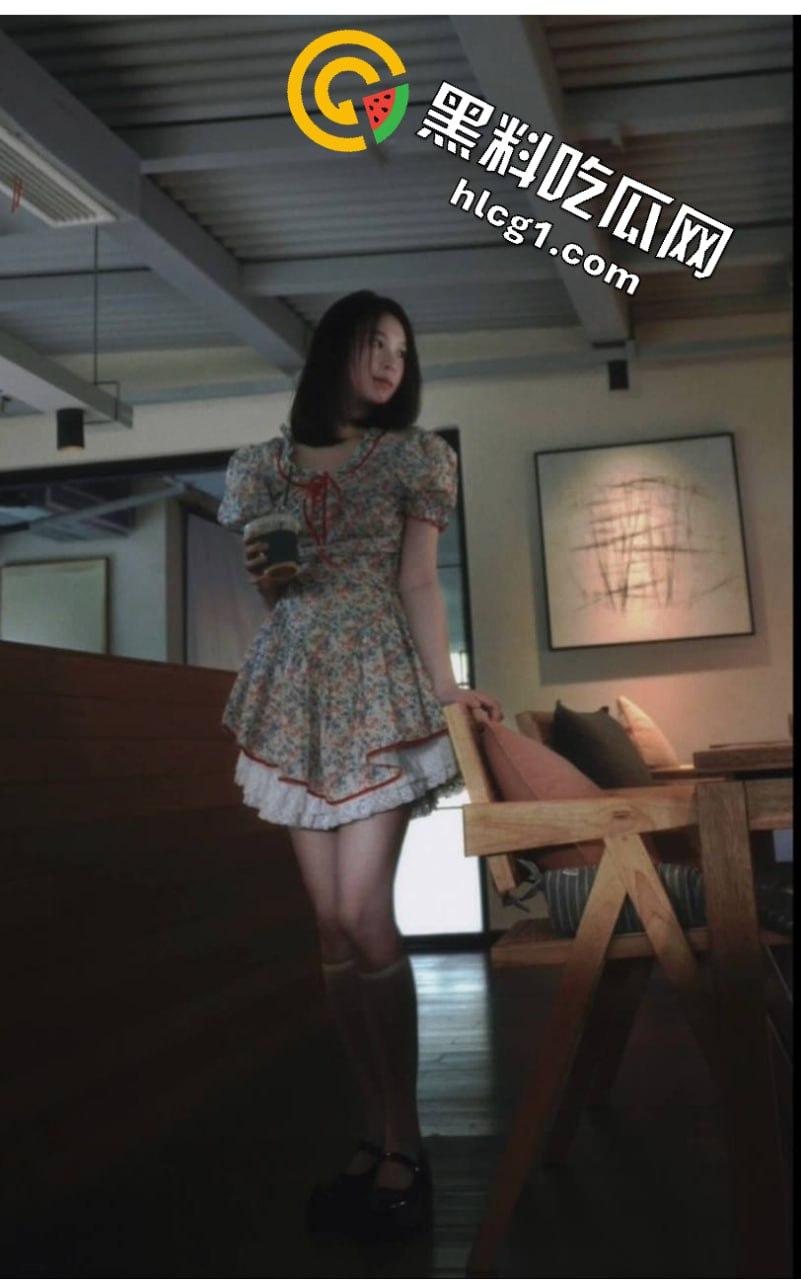 独家爆料！成都理工大学学妹拍私房  摄影师色心渐起叫学妹足交 学妹一脸不情愿 奈何给的太多了 第6张