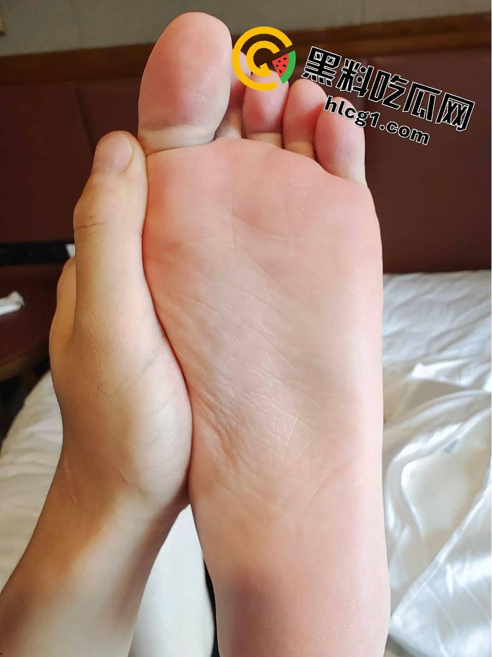 独家爆料！成都理工大学学妹拍私房  摄影师色心渐起叫学妹足交 学妹一脸不情愿 奈何给的太多了 第8张