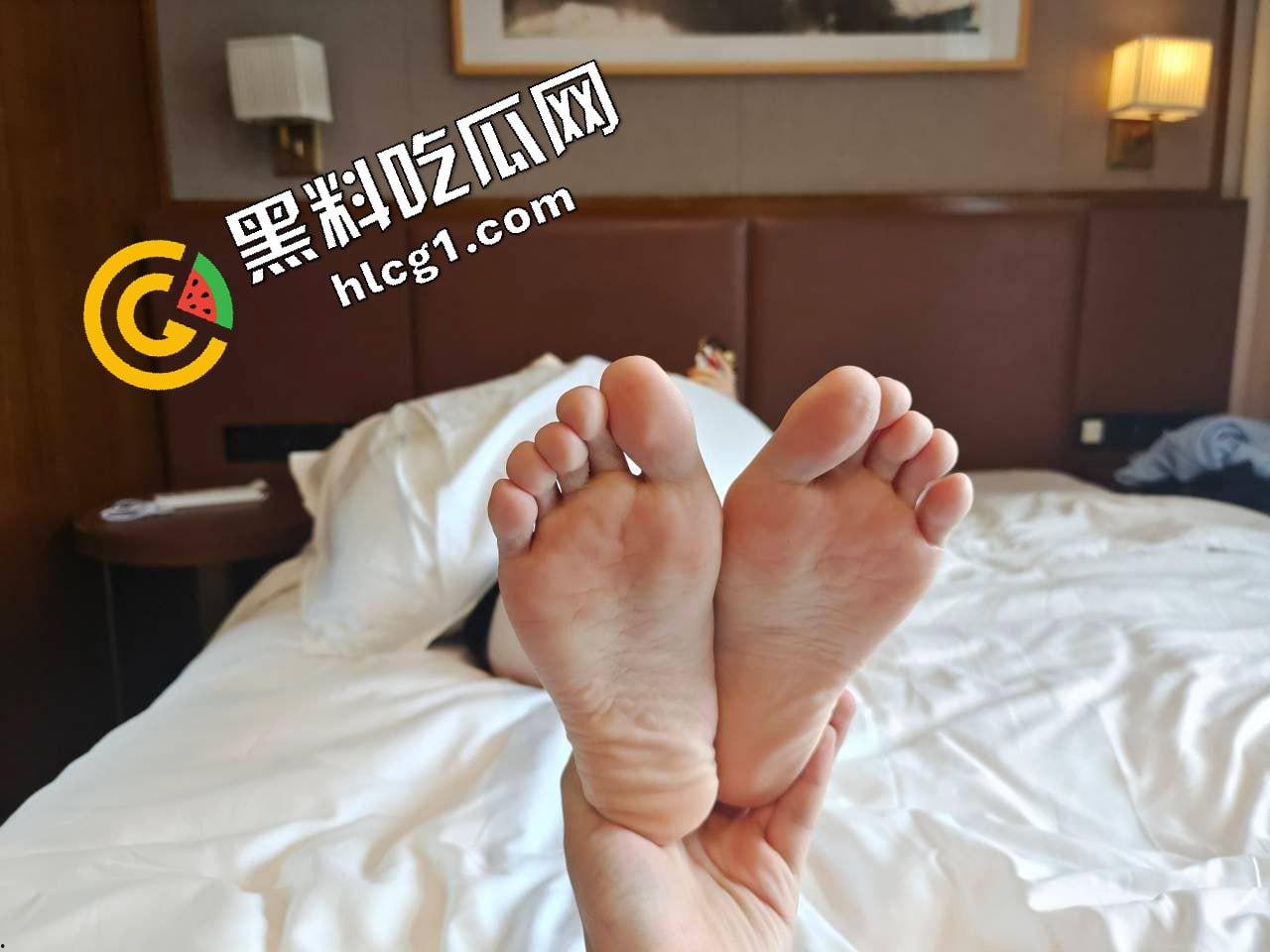 独家爆料！成都理工大学学妹拍私房  摄影师色心渐起叫学妹足交 学妹一脸不情愿 奈何给的太多了 第9张