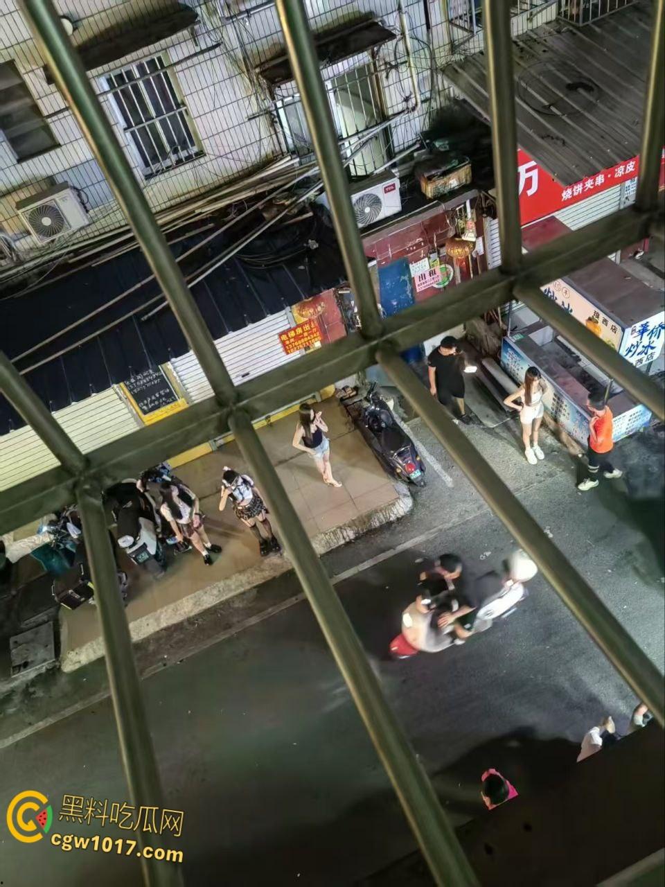 广西南宁琅西菜市站街女后续，火爆全网后竟排起长龙队，小姐姐骚逼被操到冒烟，嫖客蜂拥扫街狂肏！  第2张