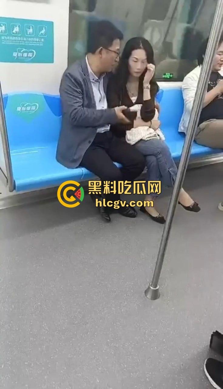 江苏地铁上演现实版约炮!骚女人妻勾搭路人抱怨老公不给力,大哥直接掏三百块约起来! 第5张 江苏地铁上演现实版约炮!骚女人妻勾搭路人抱怨老公不给力,大哥直接掏三百块约起来! 第5张