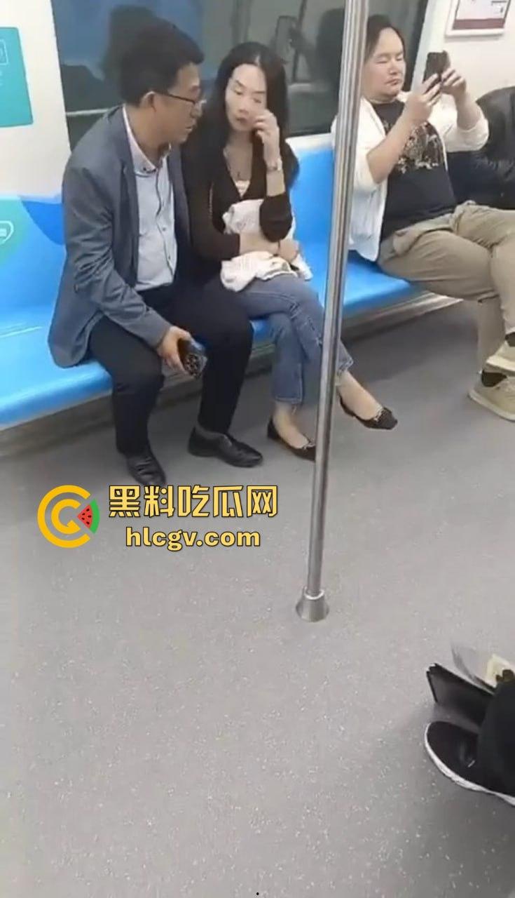 江苏地铁上演现实版约炮!骚女人妻勾搭路人抱怨老公不给力,大哥直接掏三百块约起来! 第6张 江苏地铁上演现实版约炮!骚女人妻勾搭路人抱怨老公不给力,大哥直接掏三百块约起来! 第6张