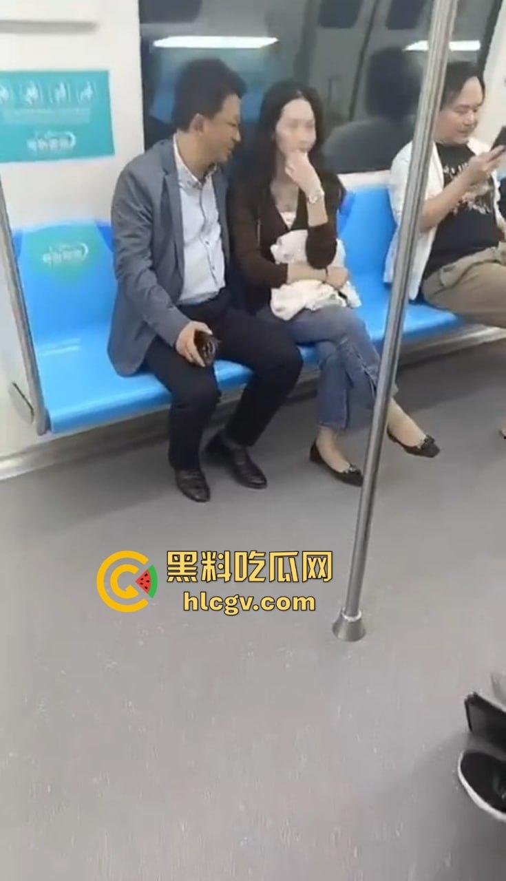 江苏地铁上演现实版约炮!骚女人妻勾搭路人抱怨老公不给力,大哥直接掏三百块约起来! 第9张 江苏地铁上演现实版约炮!骚女人妻勾搭路人抱怨老公不给力,大哥直接掏三百块约起来! 第9张