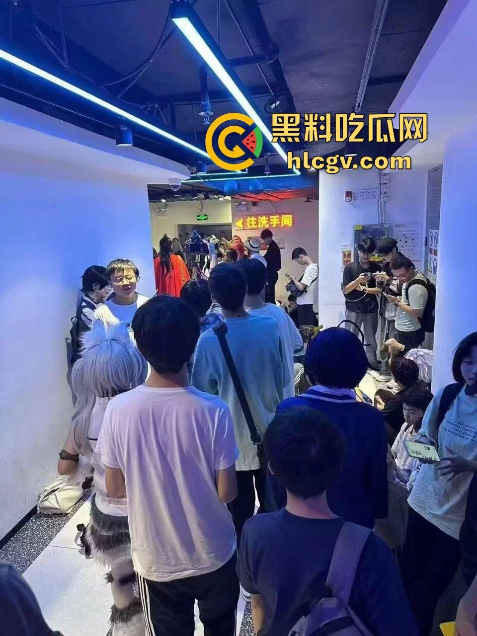 广州动漫星城厕所门事件，TScoser『鹅宝不是鹅』免费提供屁眼享受，男厕排队操！  第11张