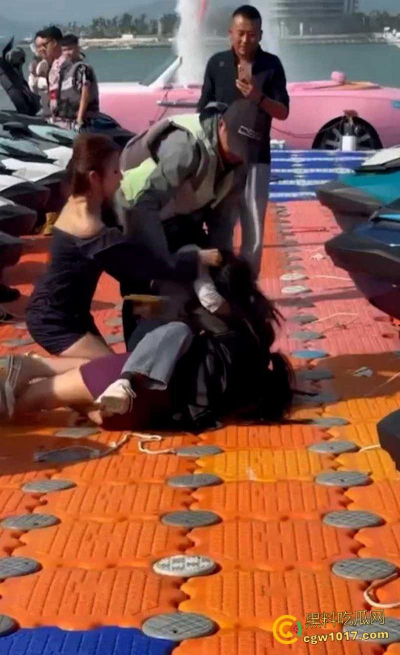 海南三亚钟情会所海边 ，黑衣女子当庭挑衅三女爆发冲突，头发一拽倒地就干，飞扑薅头堪比职业选手！  第1张