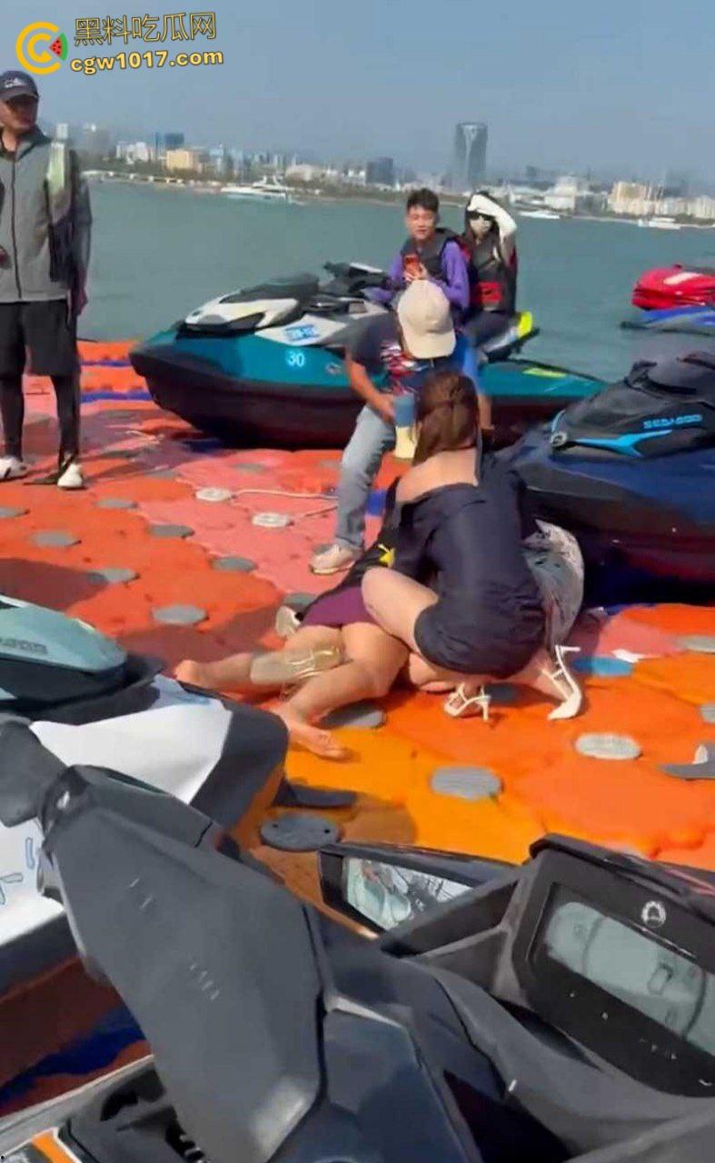海南三亚钟情会所海边 ，黑衣女子当庭挑衅三女爆发冲突，头发一拽倒地就干，飞扑薅头堪比职业选手！  第4张