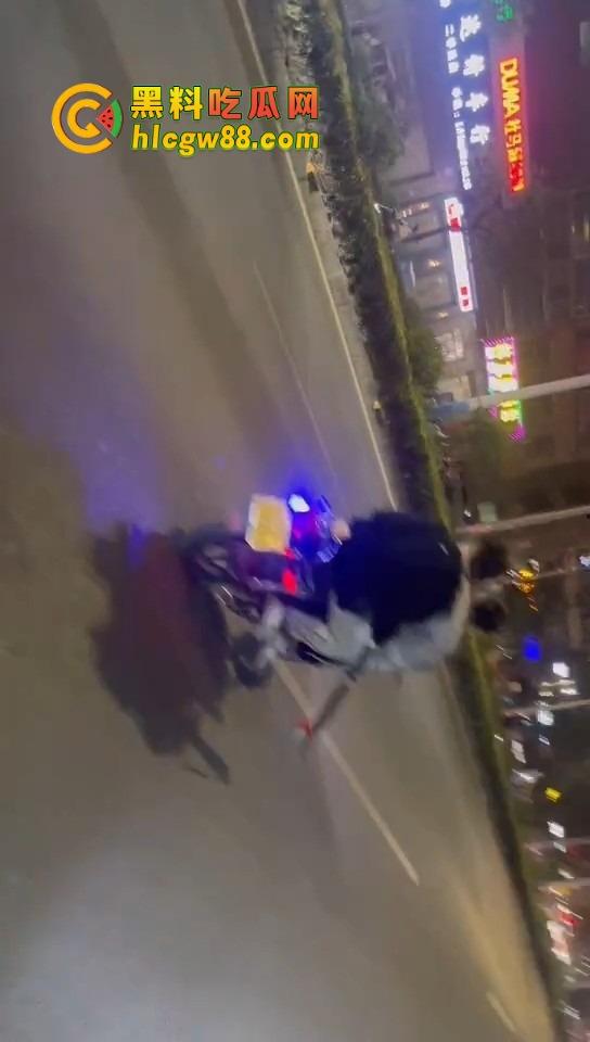 揭阳下架山精神小伙打架砸车，不讲武德鬼火摩托青龙刀操场开干，战地记者全程录炫耀！  第1张