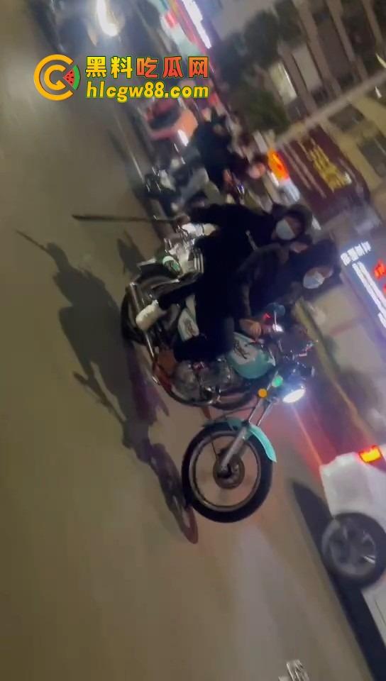 揭阳下架山精神小伙打架砸车，不讲武德鬼火摩托青龙刀操场开干，战地记者全程录炫耀！  第2张