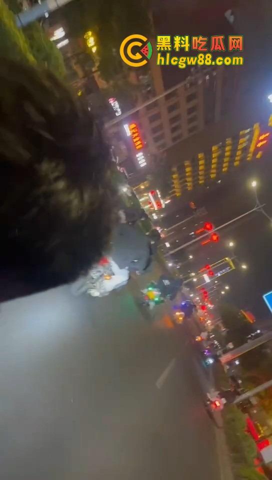 揭阳下架山精神小伙打架砸车，不讲武德鬼火摩托青龙刀操场开干，战地记者全程录炫耀！  第3张