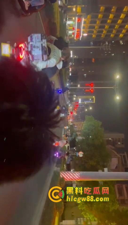 揭阳下架山精神小伙打架砸车，不讲武德鬼火摩托青龙刀操场开干，战地记者全程录炫耀！  第4张