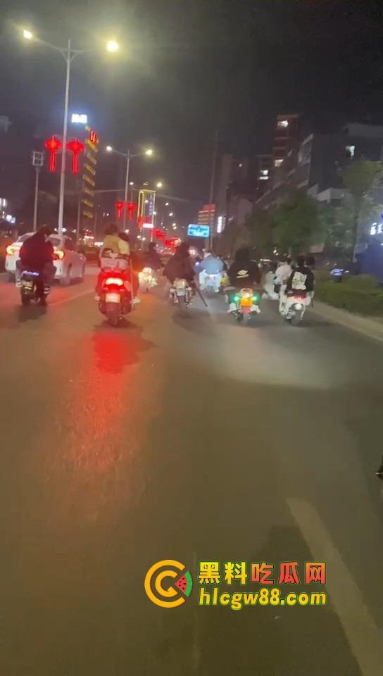 揭阳下架山精神小伙打架砸车，不讲武德鬼火摩托青龙刀操场开干，战地记者全程录炫耀！  第5张