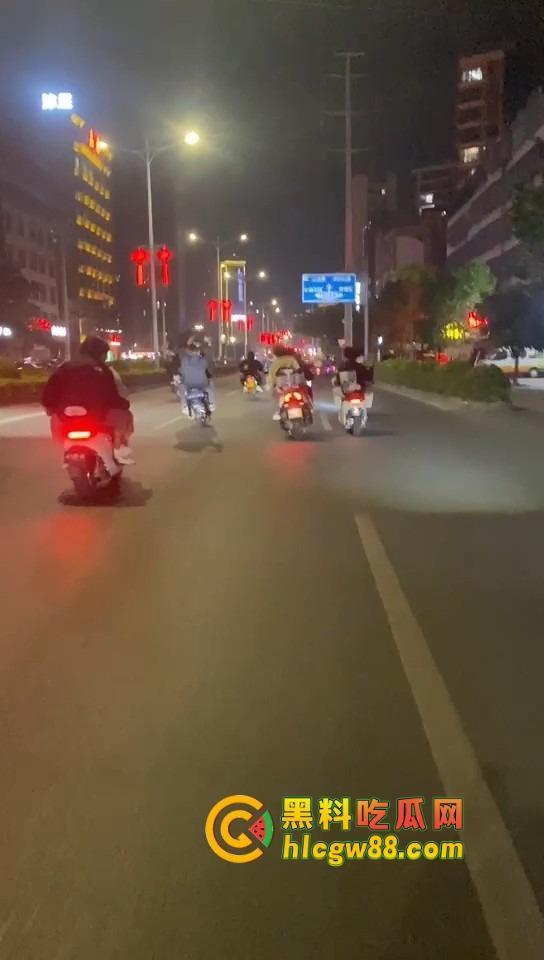 揭阳下架山精神小伙打架砸车，不讲武德鬼火摩托青龙刀操场开干，战地记者全程录炫耀！  第6张