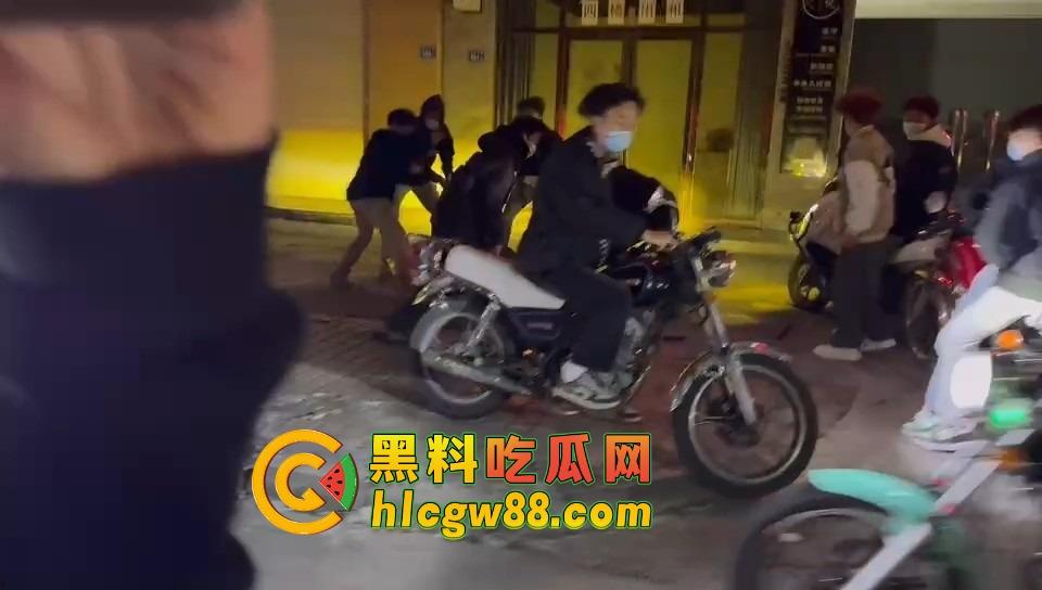 揭阳下架山精神小伙打架砸车，不讲武德鬼火摩托青龙刀操场开干，战地记者全程录炫耀！  第9张