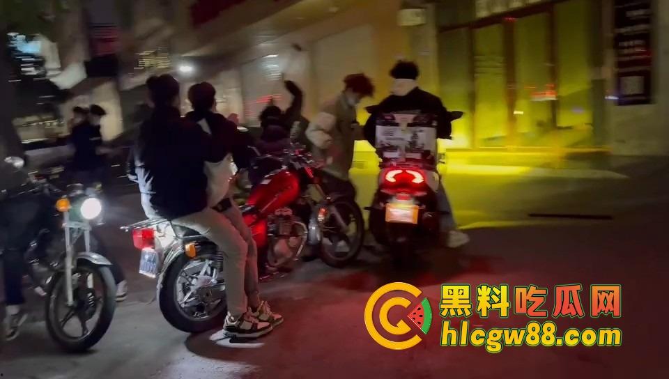 揭阳下架山精神小伙打架砸车，不讲武德鬼火摩托青龙刀操场开干，战地记者全程录炫耀！  第11张