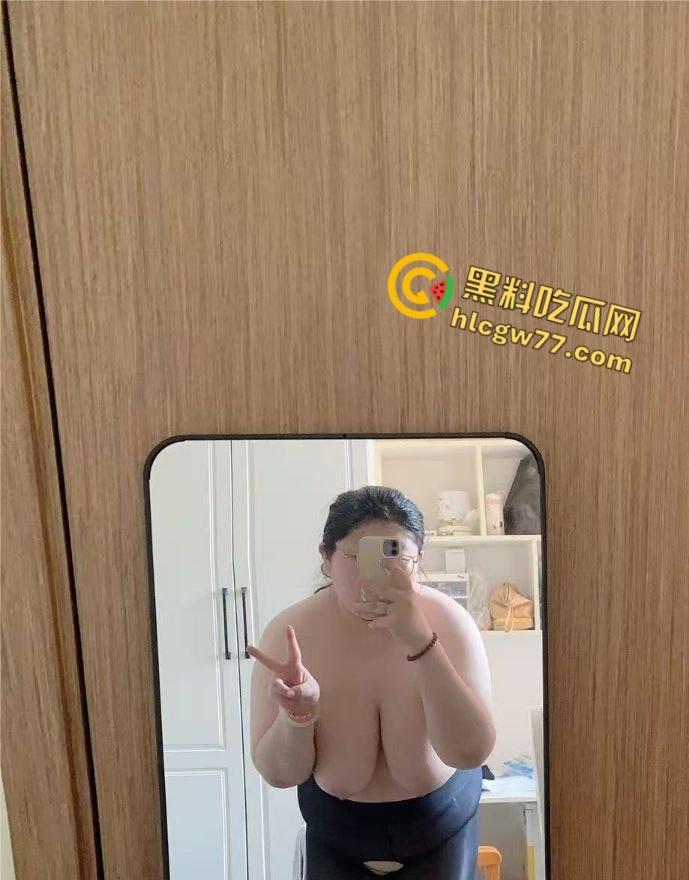 山东大奶母猪出轨视频流出，骚货饥渴难耐，肉棒满足不了还要加一根香蕉!  第4张