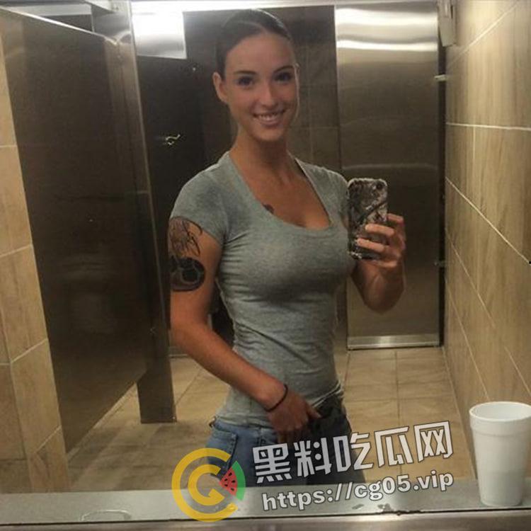 美国海军陆战队大洋妞反差婊 经受过部队专业训练的肉便器 我猜你的枪里没有子弹 因为已经被我榨干啦  第2张