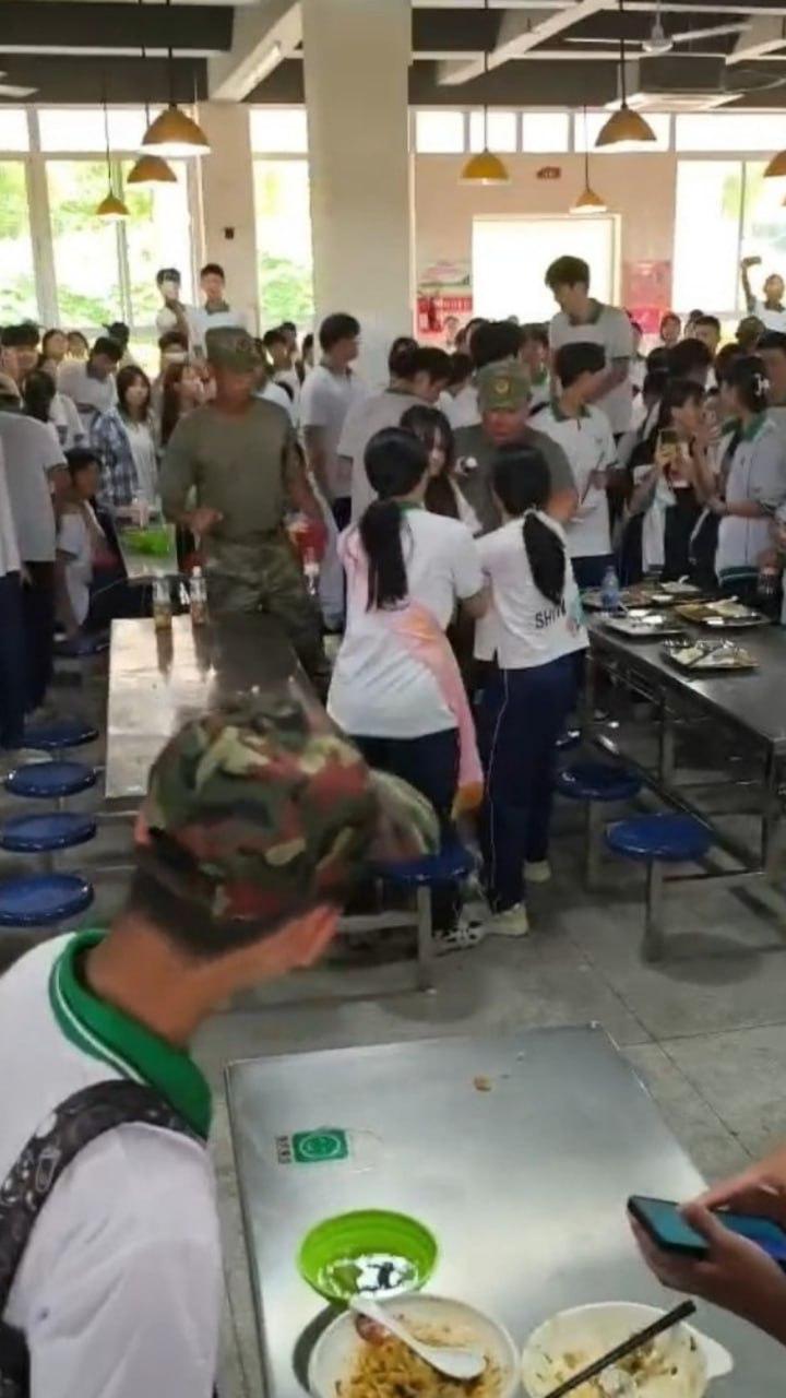 澄海职校精神小妹校内霸凌，收小太妹当马仔，学校里收保护费，谁不给钱就干谁！  第6张