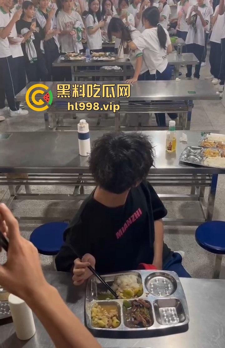 澄海职校精神小妹校内霸凌，收小太妹当马仔，学校里收保护费，谁不给钱就干谁！  第7张