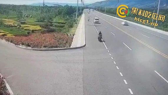 内蒙古呼和浩特惊魂一刻!02年精神小伙偷骑V4机车撞上右转SUV,摩托车当场燃烧! 第4张 内蒙古呼和浩特惊魂一刻!02年精神小伙偷骑V4机车撞上右转SUV,摩托车当场燃烧! 第4张