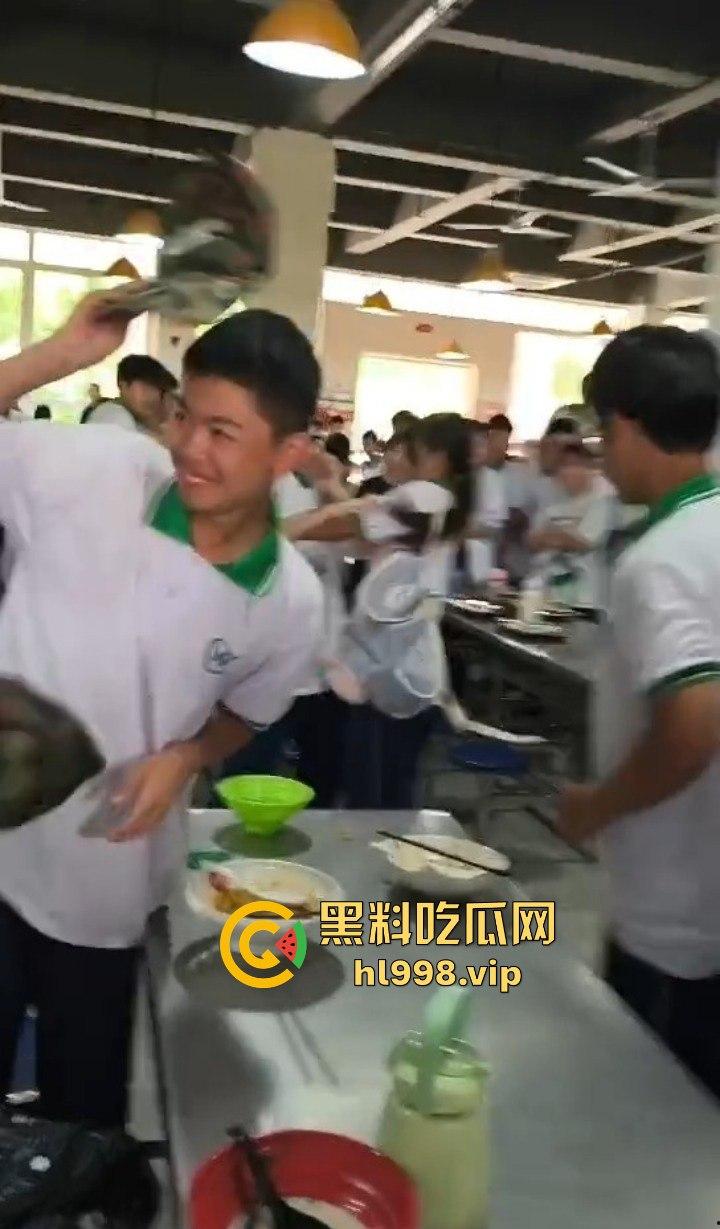 澄海职校精神小妹校内霸凌，收小太妹当马仔，学校里收保护费，谁不给钱就干谁！  第8张