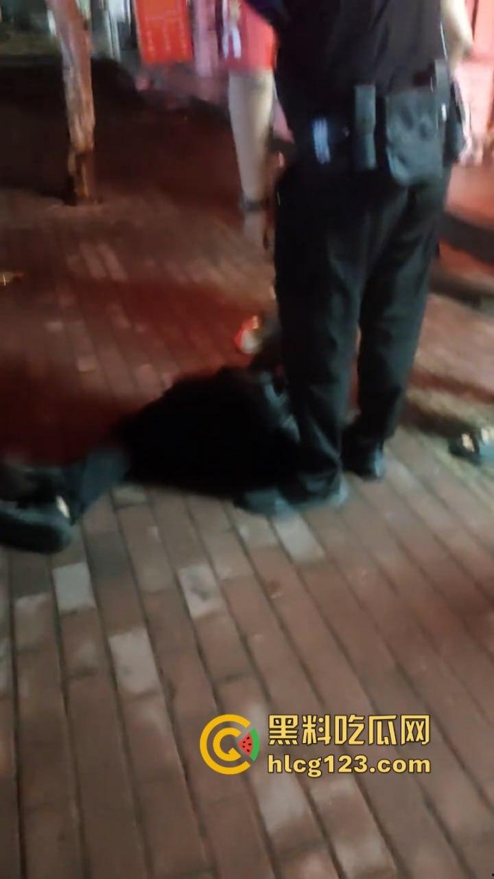 胆肥！诸暨一民警出勤时被男子打倒抽搐 伤势严重  第2张