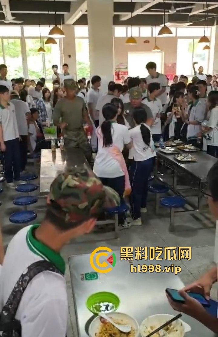 澄海职校精神小妹校内霸凌，收小太妹当马仔，学校里收保护费，谁不给钱就干谁！  第9张