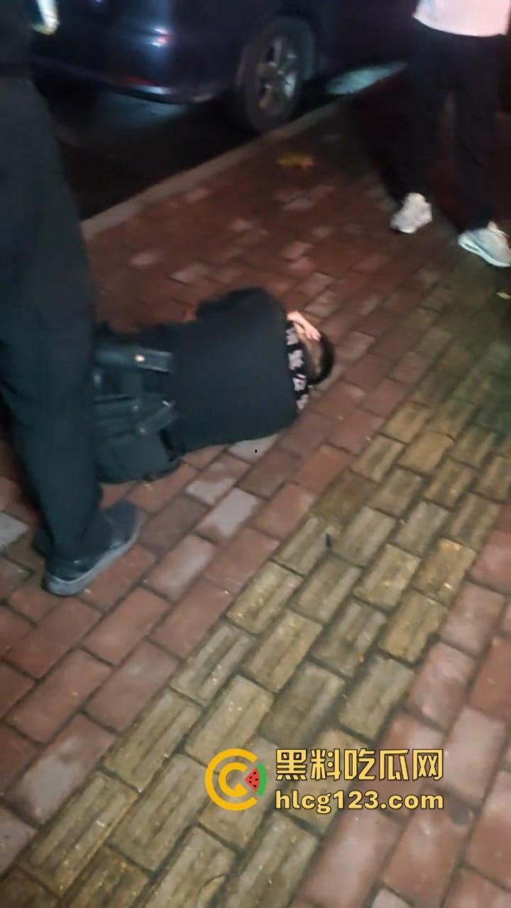 胆肥！诸暨一民警出勤时被男子打倒抽搐 伤势严重  第3张