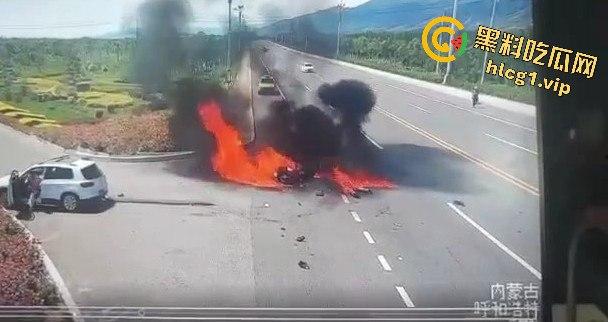 内蒙古呼和浩特惊魂一刻!02年精神小伙偷骑V4机车撞上右转SUV,摩托车当场燃烧! 第6张 内蒙古呼和浩特惊魂一刻!02年精神小伙偷骑V4机车撞上右转SUV,摩托车当场燃烧! 第6张