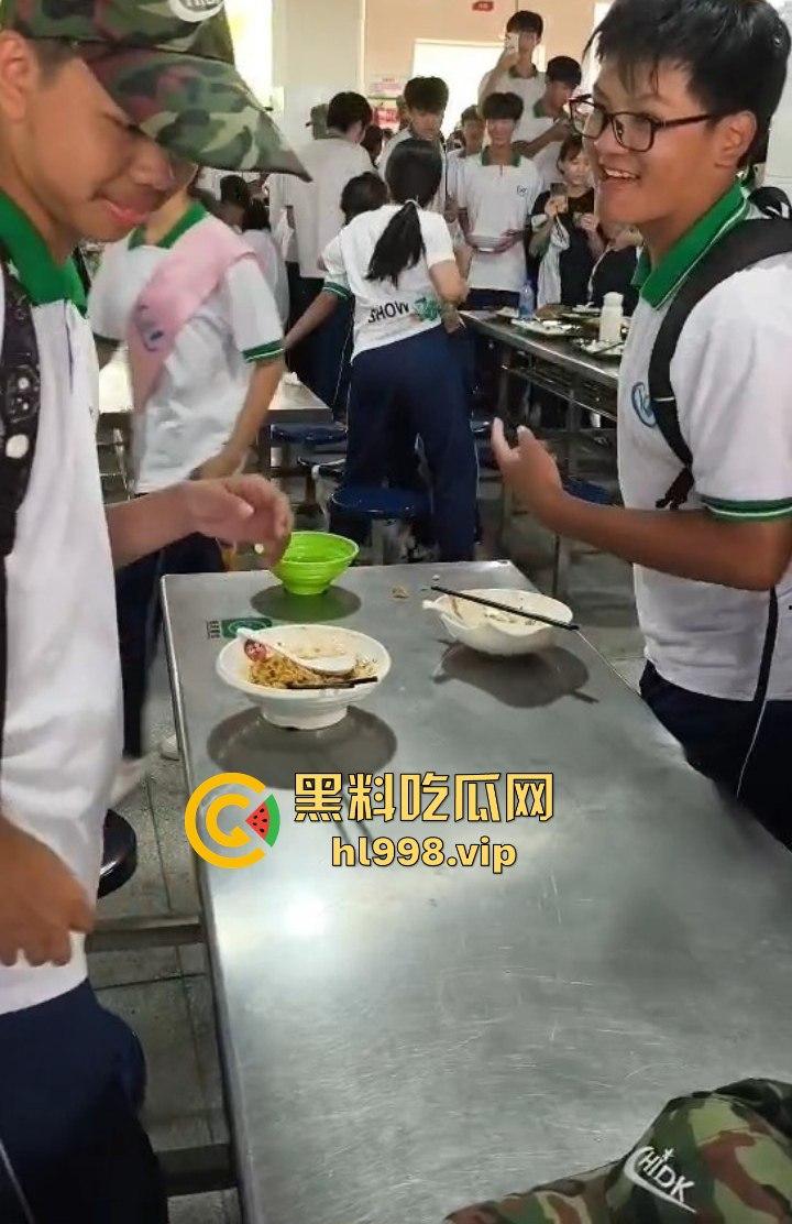 澄海职校精神小妹校内霸凌，收小太妹当马仔，学校里收保护费，谁不给钱就干谁！  第10张