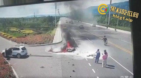 内蒙古呼和浩特惊魂一刻!02年精神小伙偷骑V4机车撞上右转SUV,摩托车当场燃烧! 第7张 内蒙古呼和浩特惊魂一刻!02年精神小伙偷骑V4机车撞上右转SUV,摩托车当场燃烧! 第7张