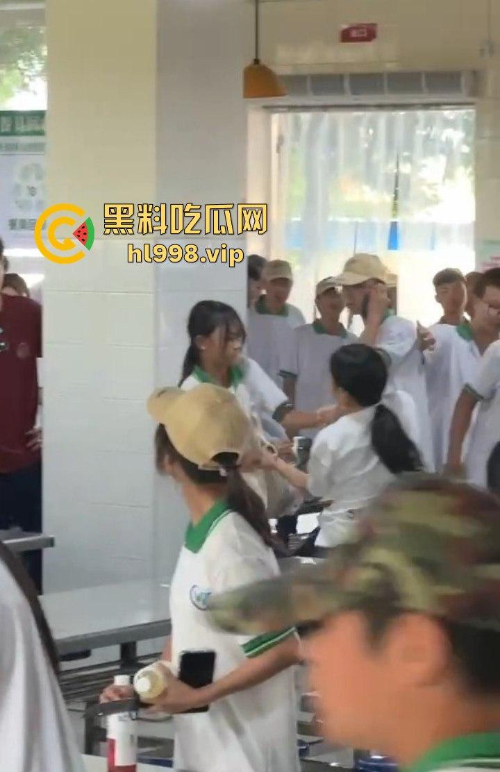 澄海职校精神小妹校内霸凌，收小太妹当马仔，学校里收保护费，谁不给钱就干谁！  第11张