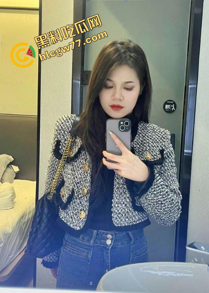 云南富宁极品野鸡『罗腼』痴迷3P想玩三洞塞满，回老家前骚话满天飞，想试试看双跳蛋爆穴通肠！  第1张