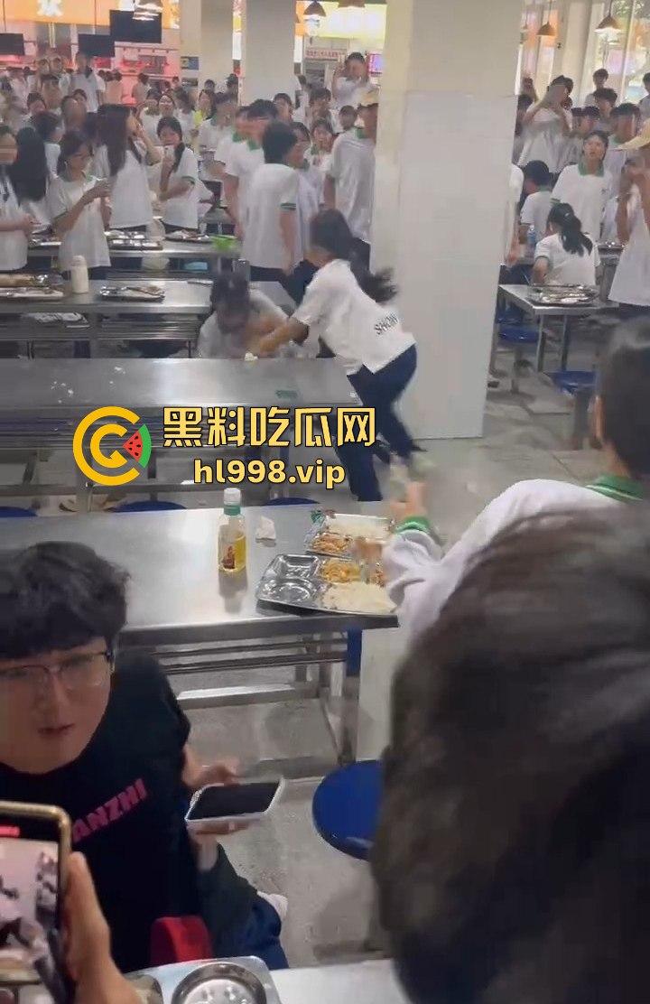 澄海职校精神小妹校内霸凌，收小太妹当马仔，学校里收保护费，谁不给钱就干谁！  第12张