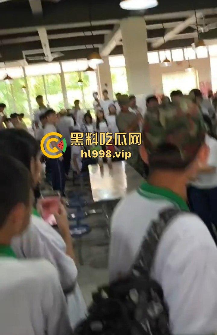 澄海职校精神小妹校内霸凌，收小太妹当马仔，学校里收保护费，谁不给钱就干谁！  第13张