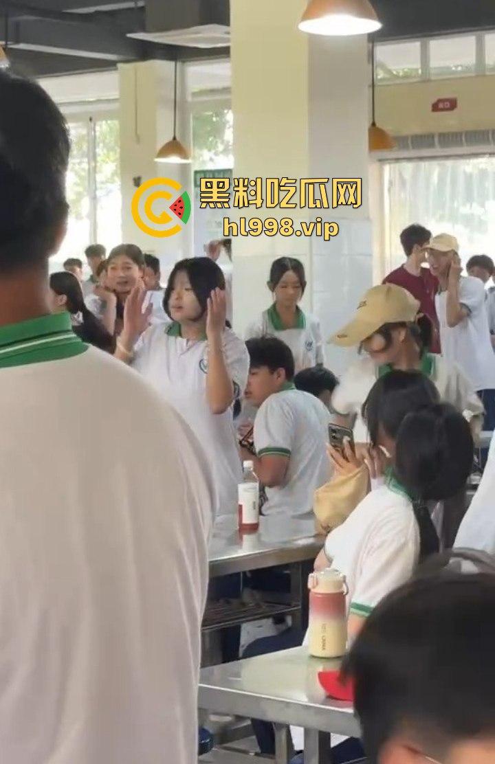 澄海职校精神小妹校内霸凌，收小太妹当马仔，学校里收保护费，谁不给钱就干谁！  第14张