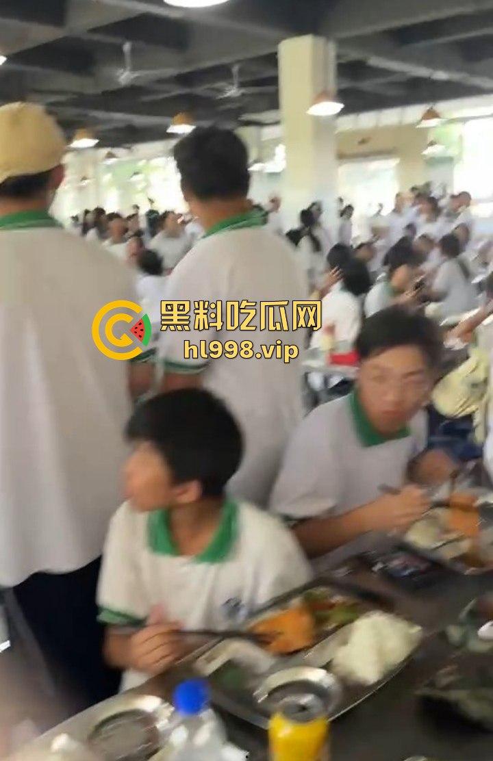 澄海职校精神小妹校内霸凌，收小太妹当马仔，学校里收保护费，谁不给钱就干谁！  第15张