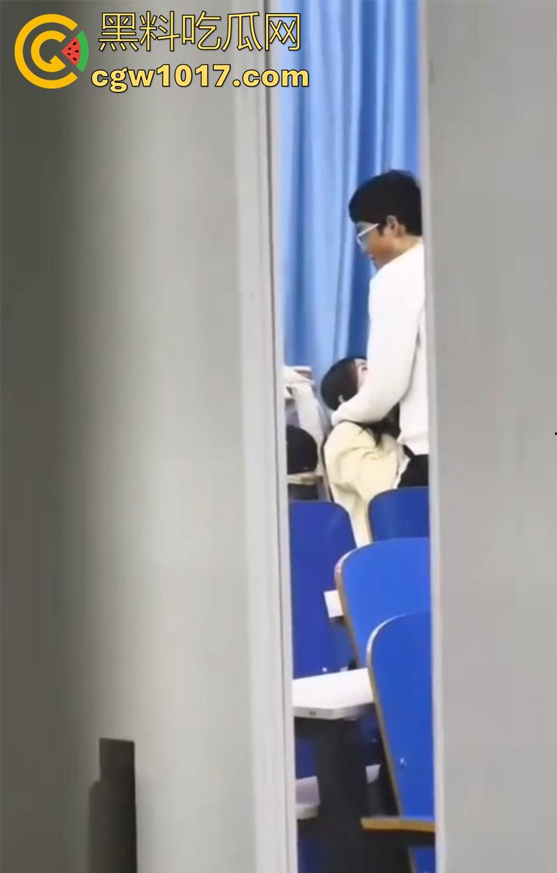 包头师范学院，瓜友偷拍情侣教室偷情，站起来疯狂插嘴，最后直接爆射吞精，现在的小情侣玩的真刺激！  第3张